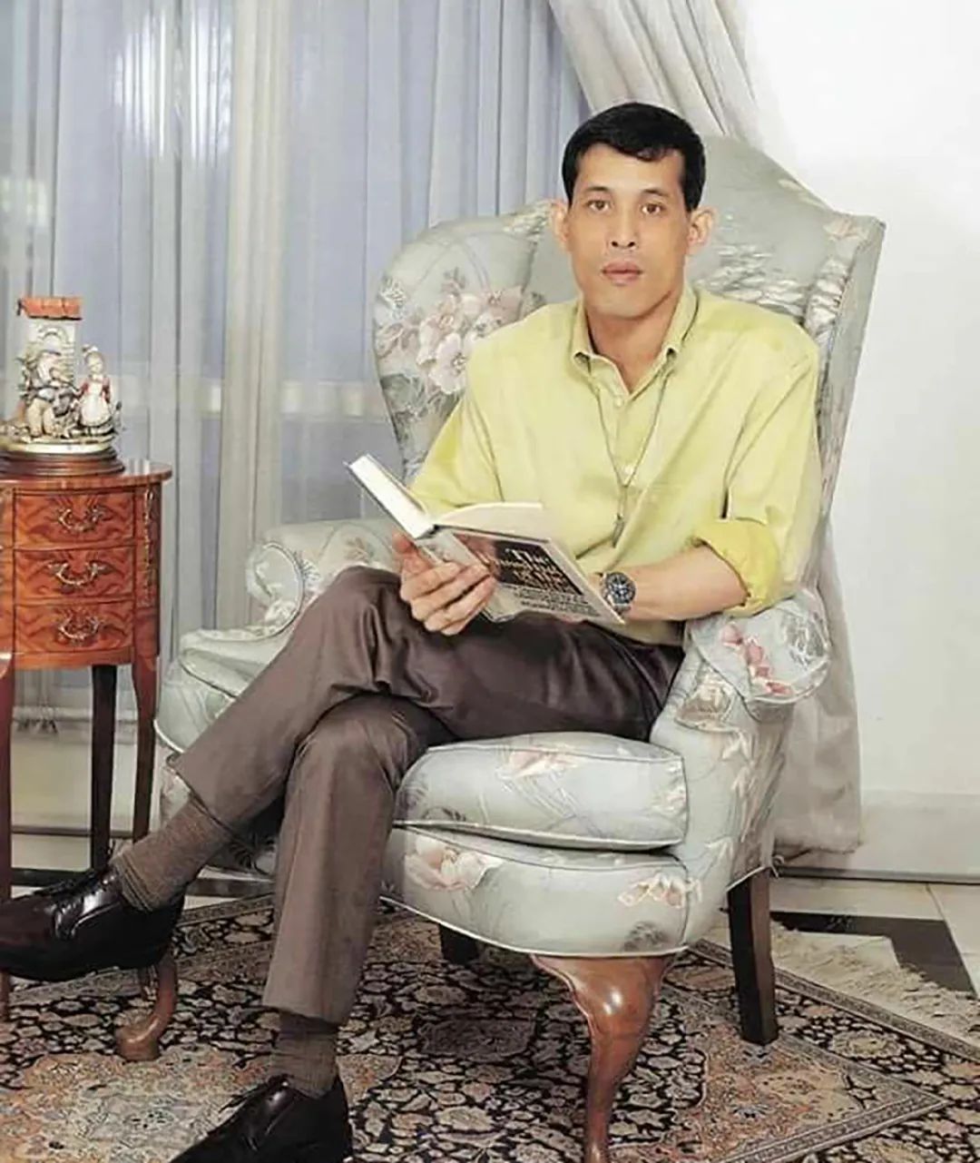 出狱后立马奔向机场,穿小背心低腰裤见泰王_手机搜狐网