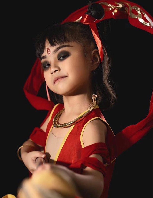 小女孩cos哪吒,神态动作全到位,网友:比电视演的更入木三分_手机搜狐