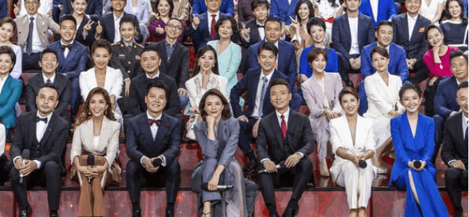 107个主持人合影董卿稳坐c位汪涵气度非凡华少咧嘴大笑