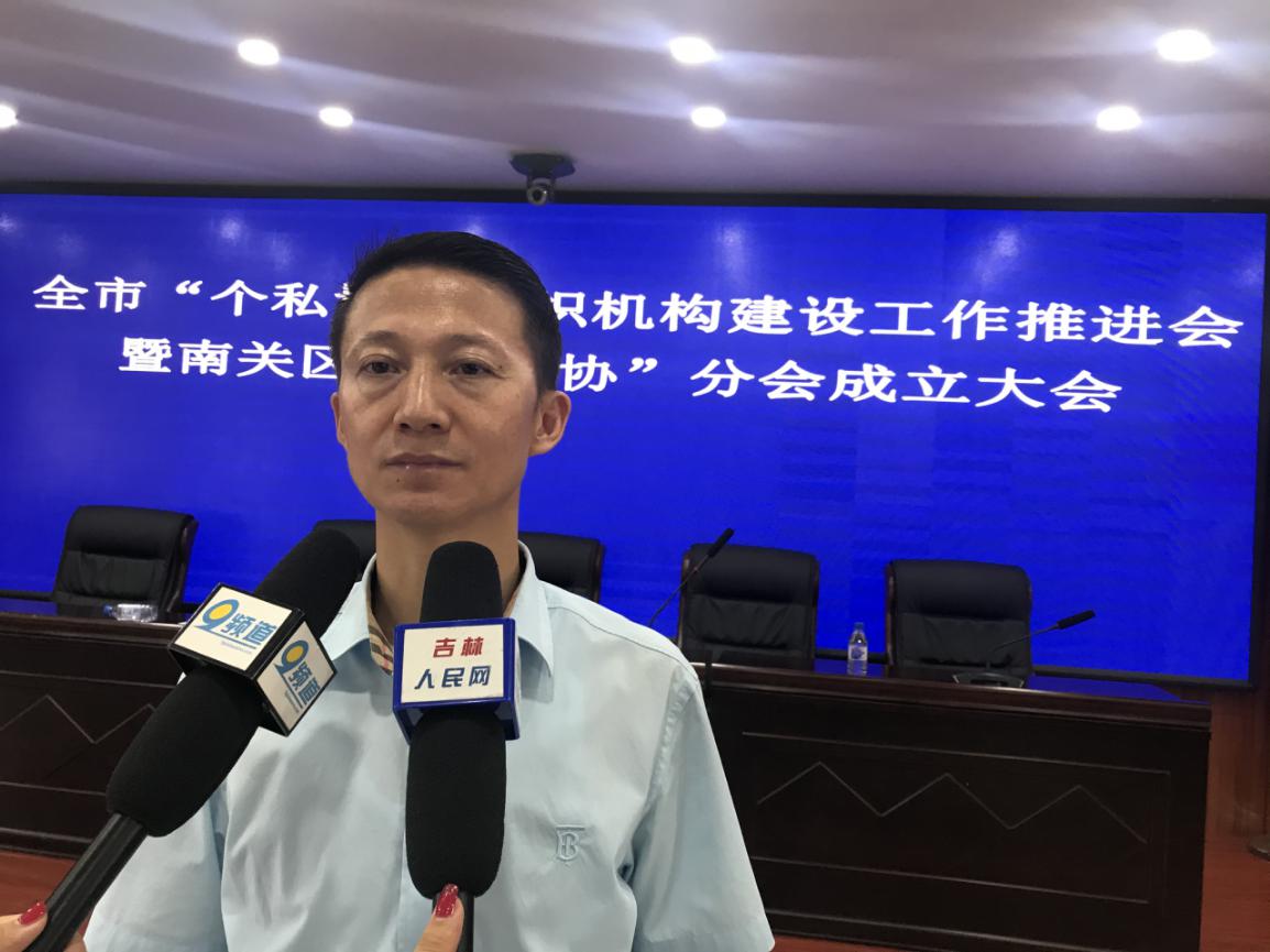 刘放在接受9频道新闻记者采访的时候,长春市个私协会会长刘放表示:"个