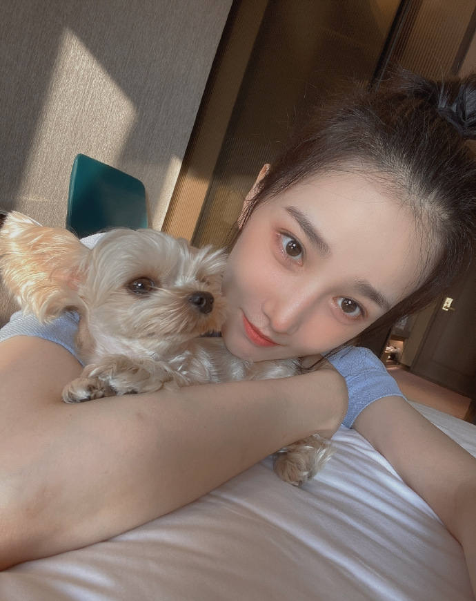 陈小纭官宣分手后晒自拍和爱犬合影自嘲秃秃女孩