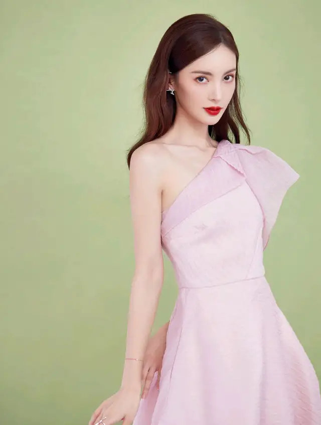 金晨好甜美,身着粉色连衣裙配蓬松发型