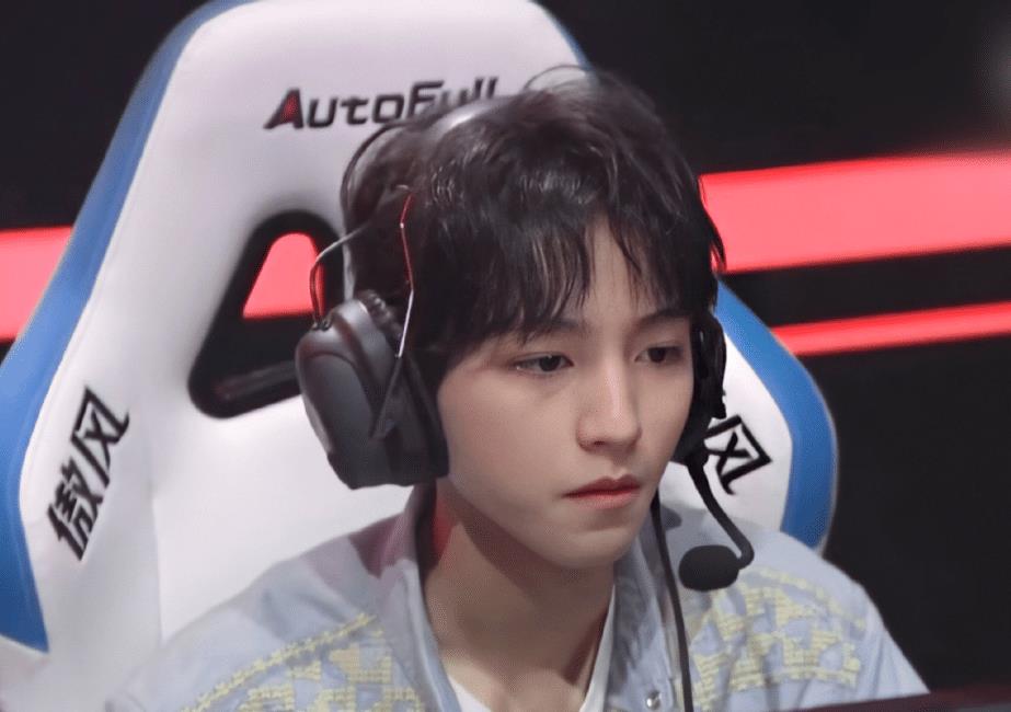 英雄联盟十周年表演赛：Uzi招牌英雄VN五杀翻盘王俊凯