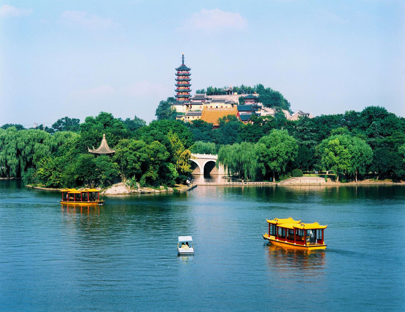 镇江作为商业都市迅猛发展的同时,风光明媚的街道和风景吸引了历代的