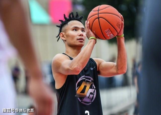 原创完成职业梦的街球王吴悠为何仅6场赛事便退役背后真相见人品