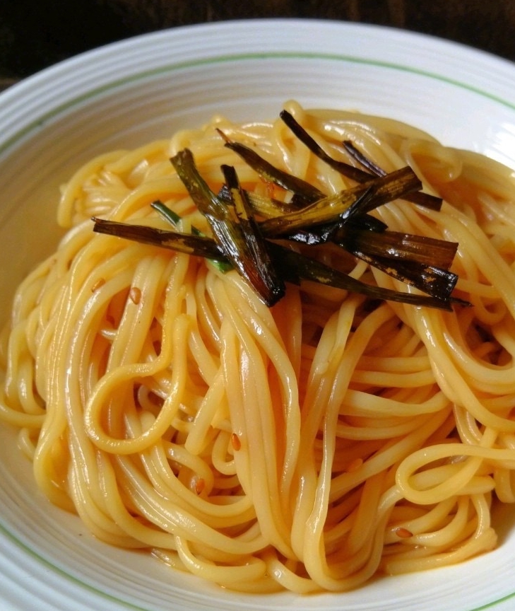 两根葱一份面条,教你做浓香四溢的葱油面,一吃就会上瘾的早餐_香葱