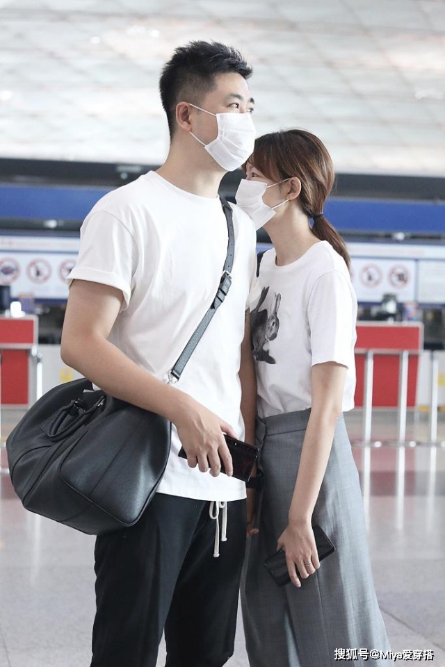 李艾产后身材恢复得不错穿t恤配长裤站在老公身旁显小鸟依人