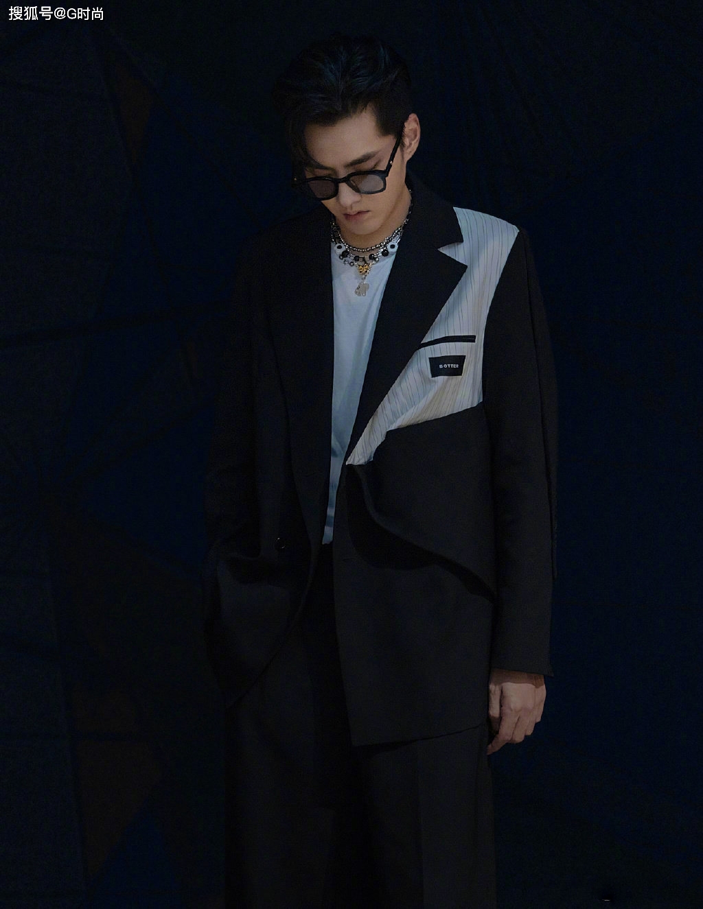 g时尚 2020-08-31 01:03:17 1 / 12 吴亦凡造型分享,身着黑白框架