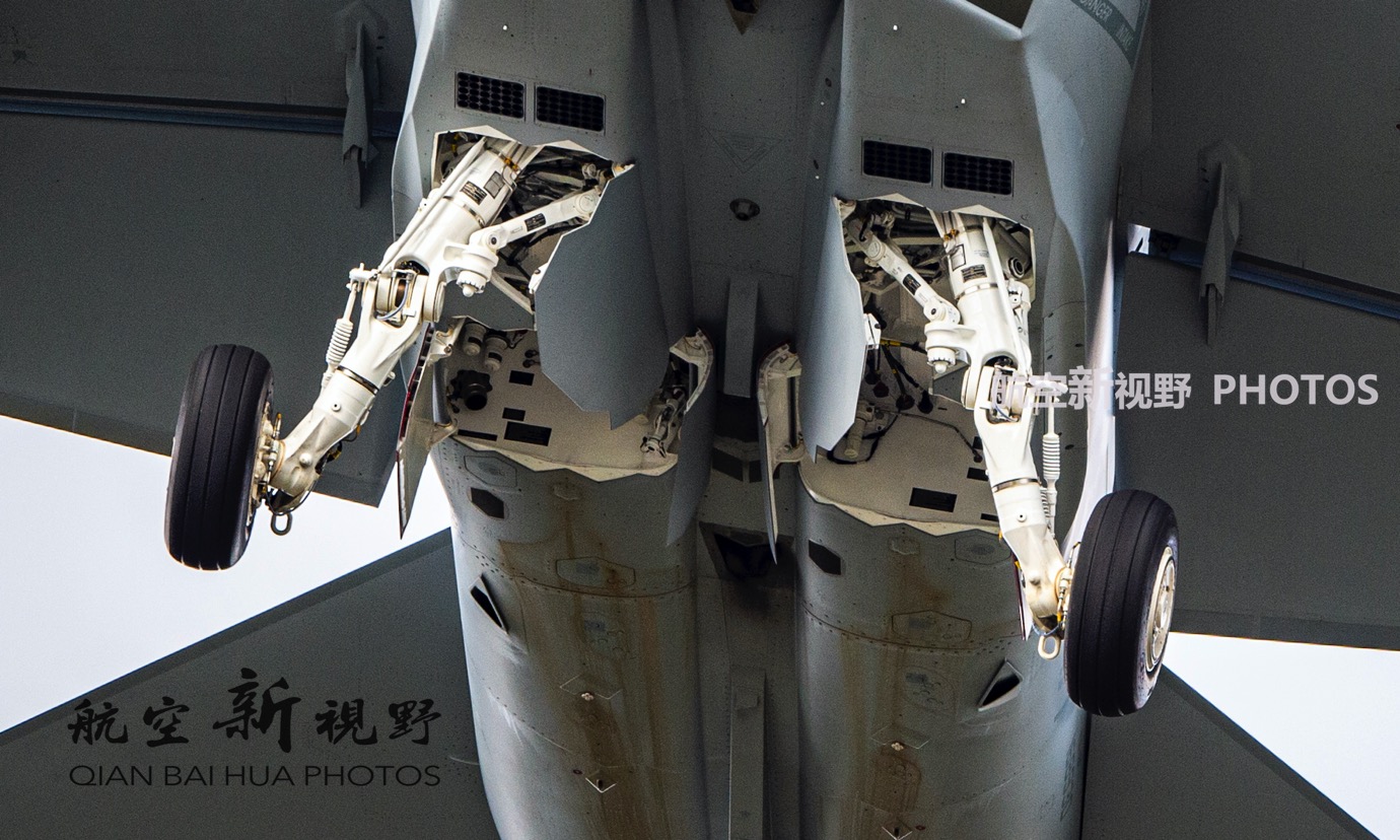 fa18f超级大黄蜂战机外八字挂架是亮点细节图展现精致做工