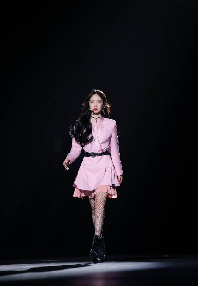 原创孟美岐一袭红裙亮相央视慰问演出气质可人歌声甜美未来可期