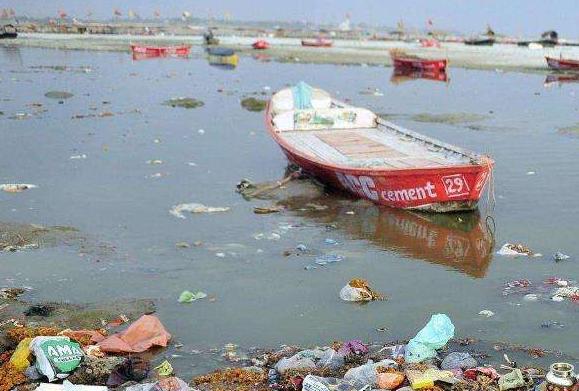 恒河里飘满垃圾:印度人一边洗澡排泄,一边喝水,他们为何不治理