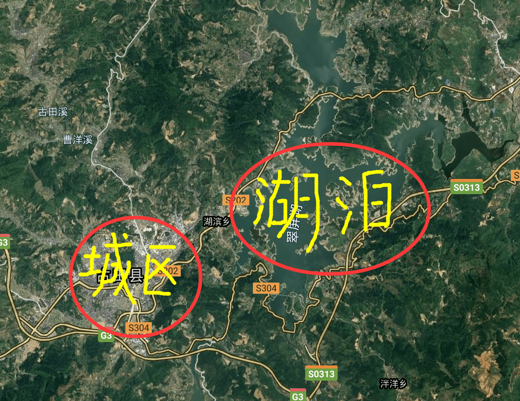 福建宁德市有一个县,拥有2条高速和2条铁路,县城建在湖泊边