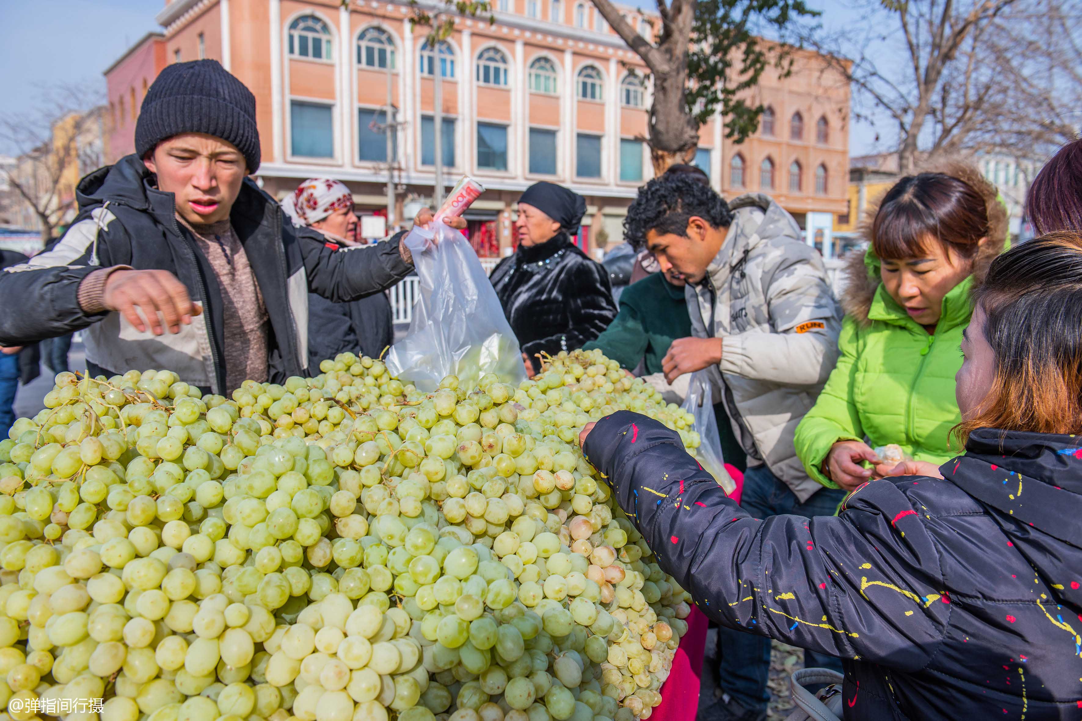 新疆最古老的巴扎,设有5000个摊位,日人流量10万,切糕5元一块