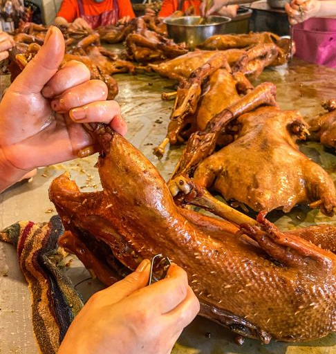 吃货为了一只卤鹅排队排到马路上探秘成都通济镇油烫鹅