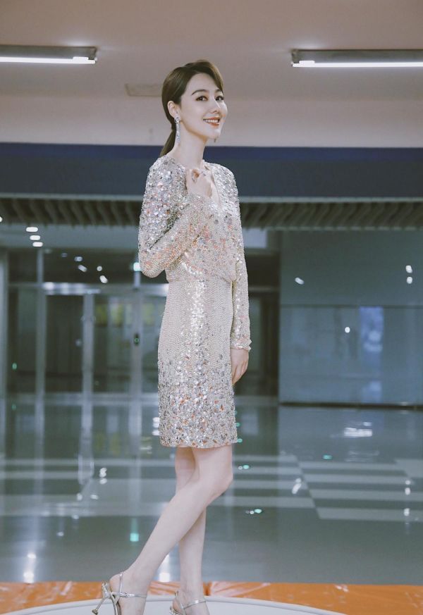王冠美得真高调,穿亮片连衣裙配低马尾凹造型,被惊艳到了