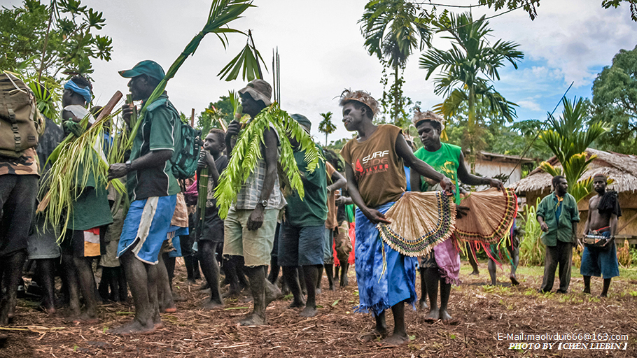 巴布亚新几内亚游记布干维尔岛令人新奇的泼水迎客