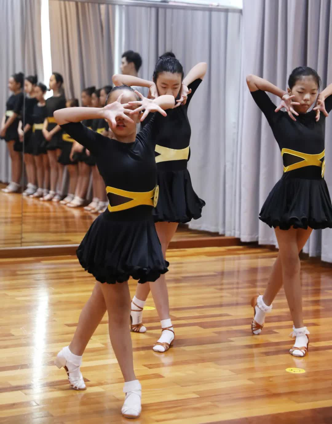 港龙舞蹈夏季少儿考牌为孩子们的暑假画上圆满的句号