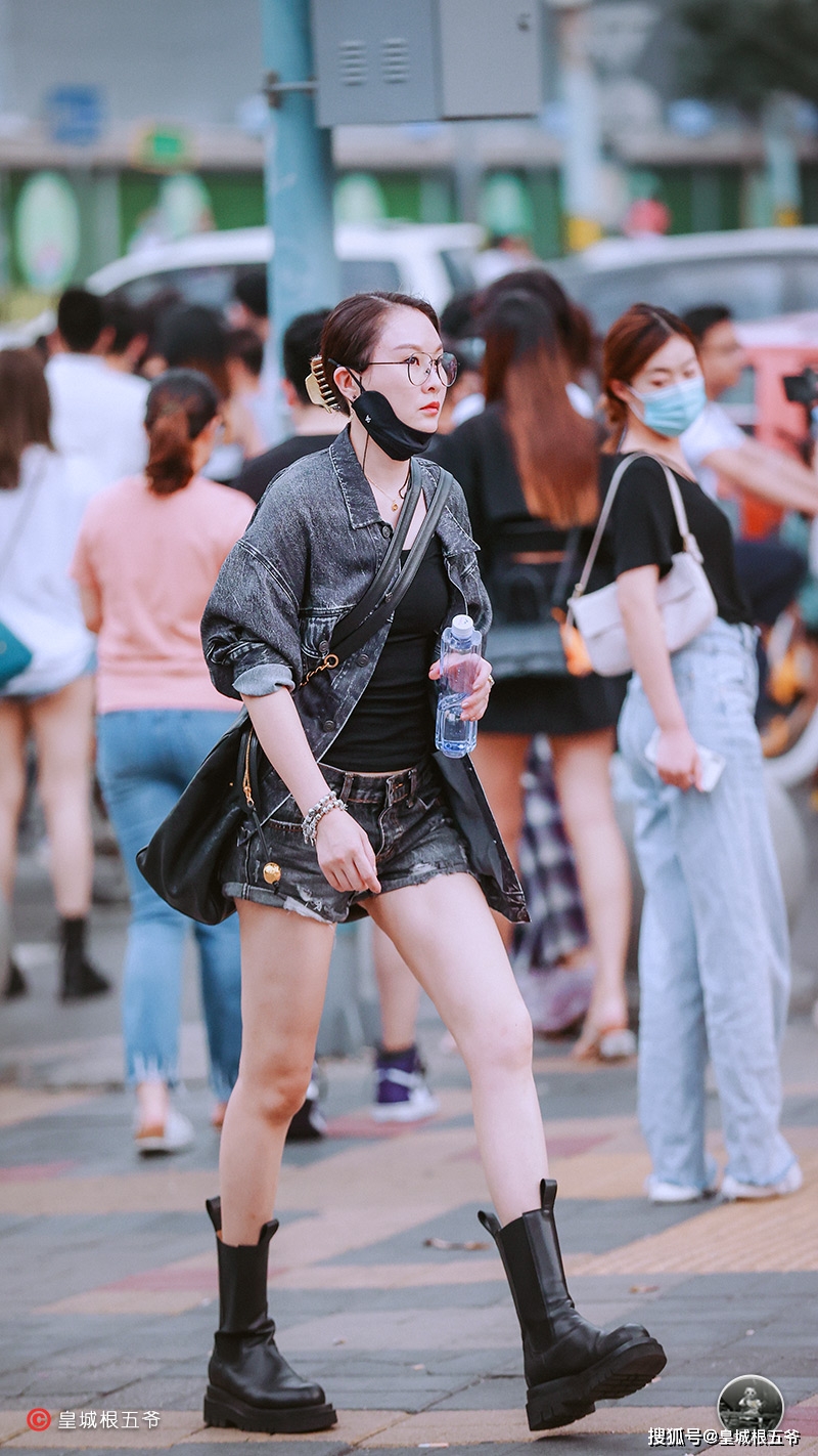 原创街拍在时尚爱好者中有一部分是时尚的引领者