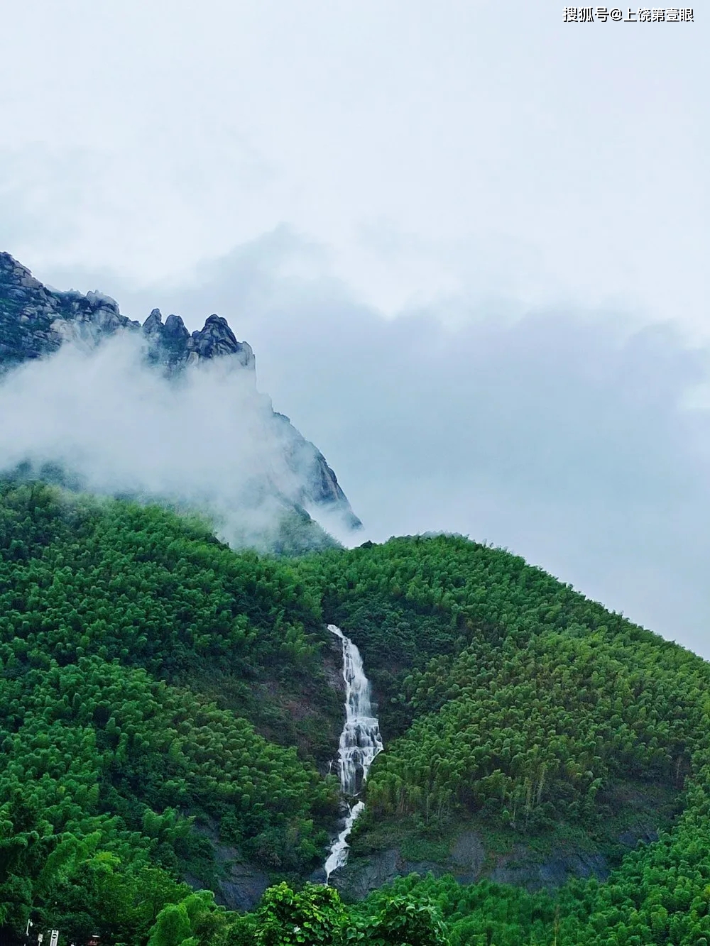 上饶灵山玉龙瀑布服务点今日恢复开放走一起领略秋的温柔吧