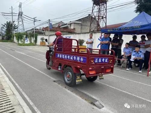 摩托車,三輪車在為鄉民帶來方便的同時,也給鄉村交通管理工作帶來難度