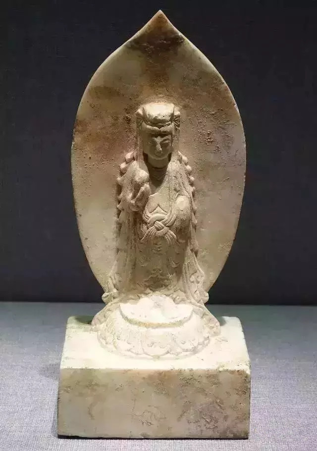 曲阳修德寺出土白石佛像