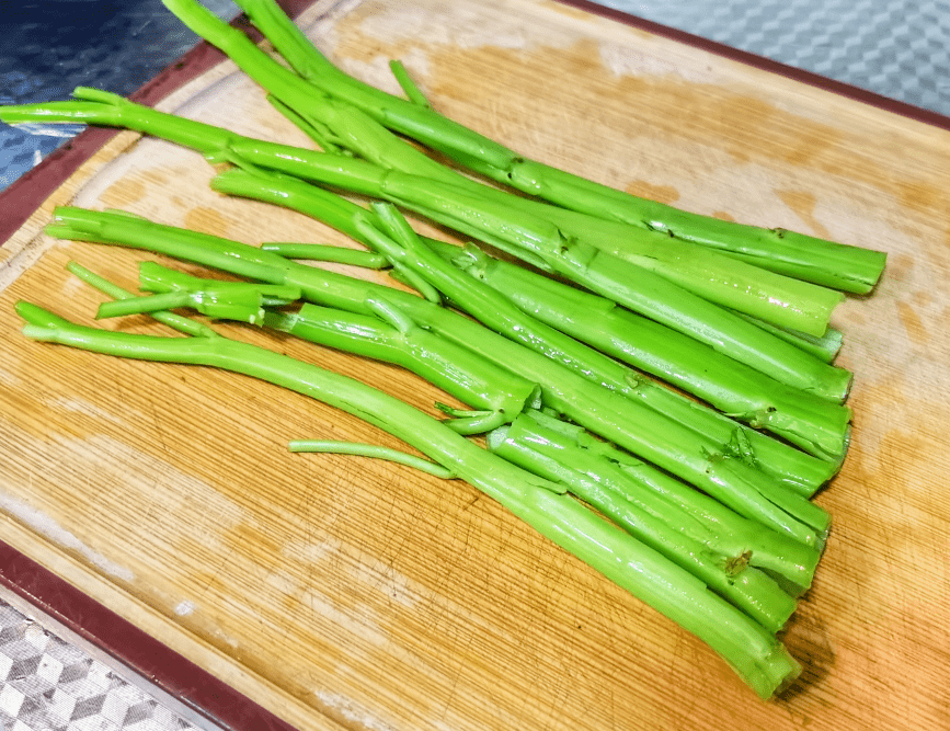 豆豉剁椒炒空心菜梗子最普通的菜最普通的做法却美味依旧