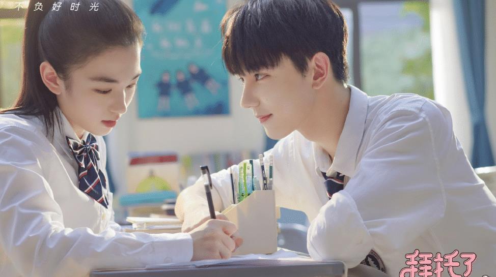 拜托了班长杀青晒剧照满满轻松校园风主演颜值太好嗑了