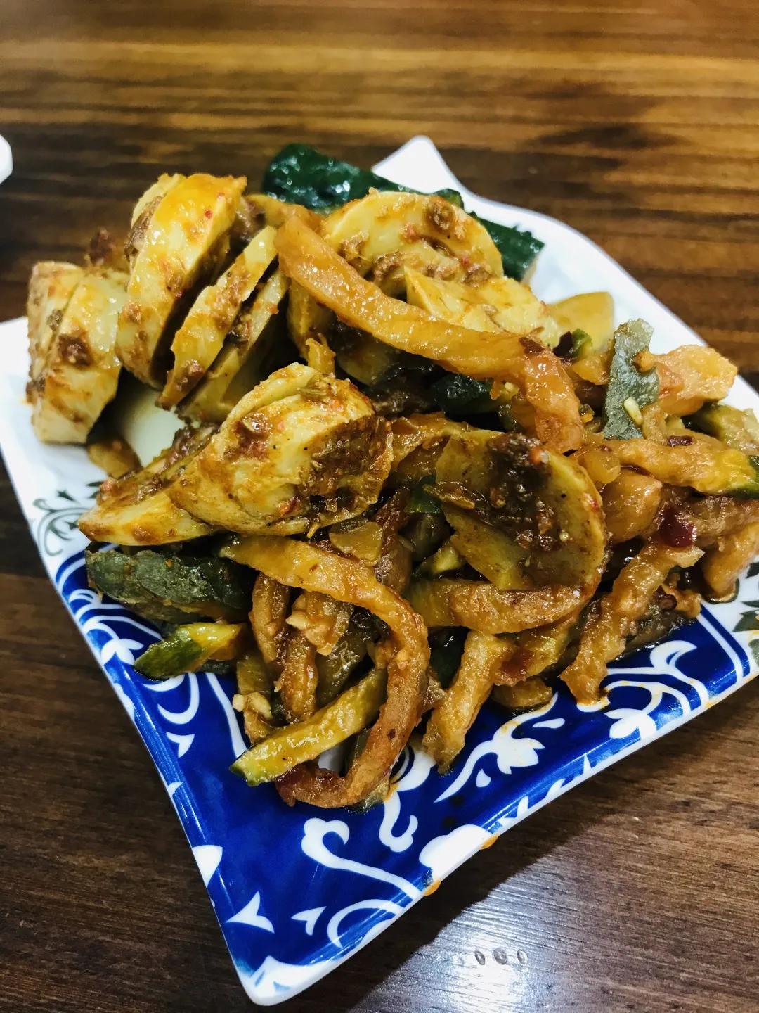 吃在大连-剔骨肉面分量足,面条爽滑有劲道,酱脊骨香而不柴