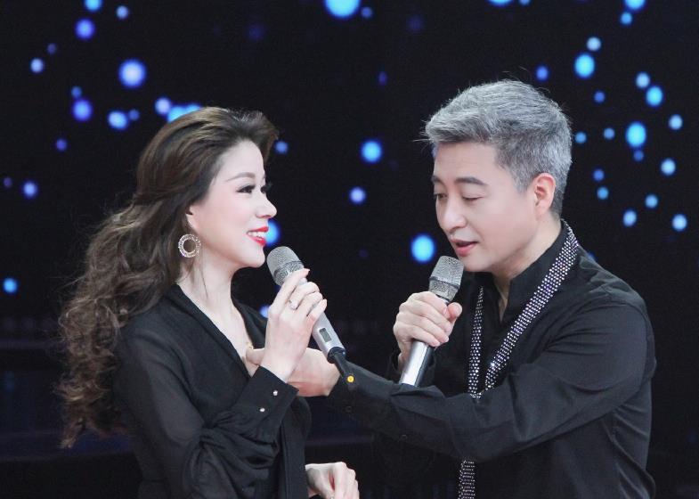 著名相声演员白发苍苍,妻子满脸胶原蛋白,实为夫妻却像"父女"