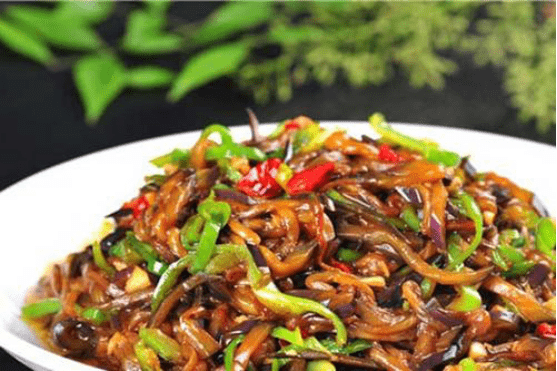 枸杞松仁鸡丁,红烧羊肉,辣炒茄丝,腊肉烩豆腐的做法