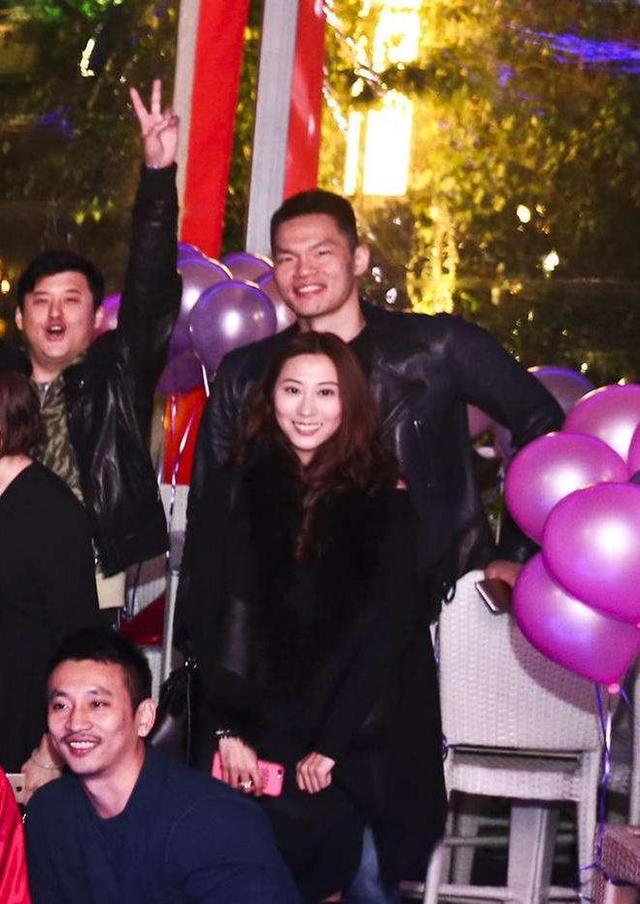 但是在类似与广东队夺冠庆祝活动现场,唐子乔也曾携