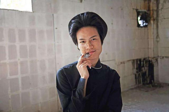 11岁成葬爱家族创始人后因太帅被富婆看中如今他怎样了