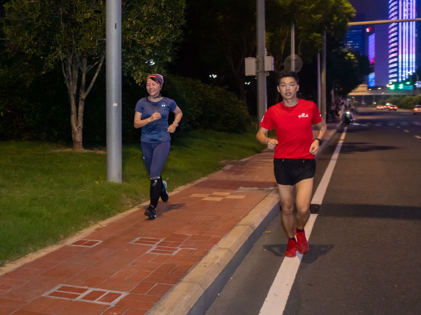 为爱守护跑出健康斯利安携手约跑族开展夜跑活动
