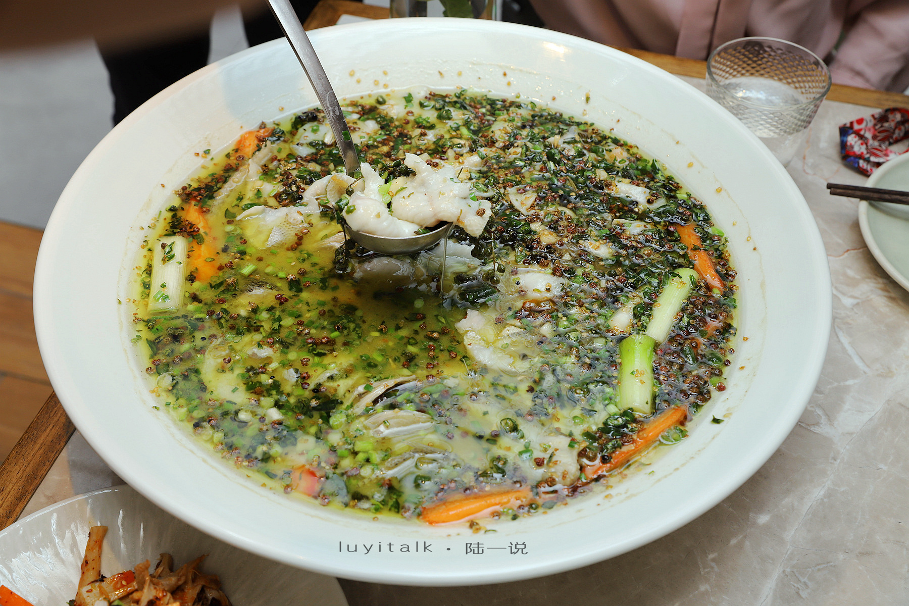 船栋厦门宝龙一城开了家青椒鱼专卖店一盆三尾鱼吃完肉连汤都打包