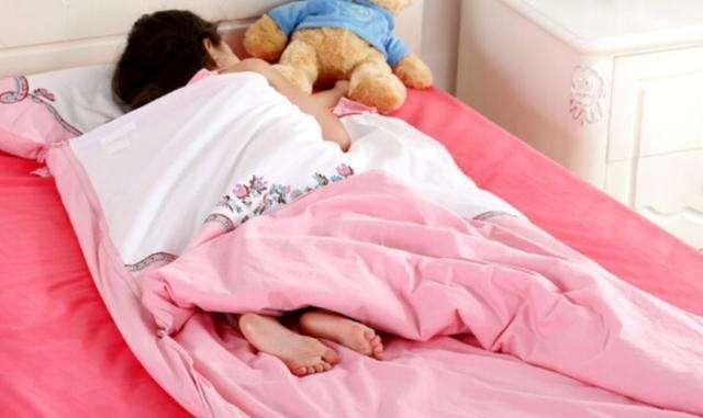 晚上应该叫孩子起夜"尿尿",还是直接穿纸尿裤?多数家长都做错