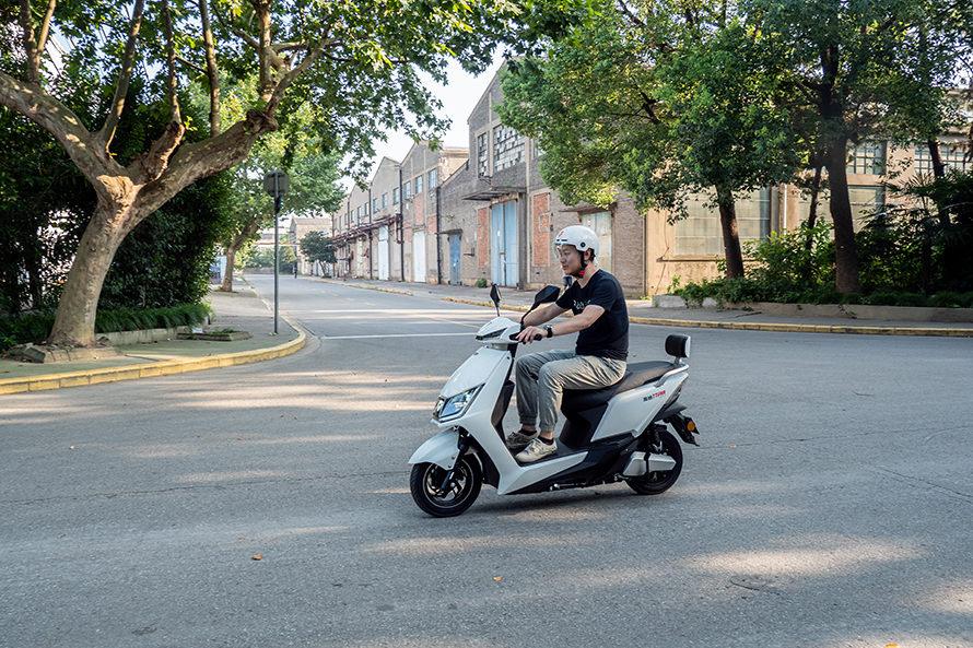 雅迪冠能t5电动轻便摩托车评测:ttfar 7级增程系统 高性能骑行体验