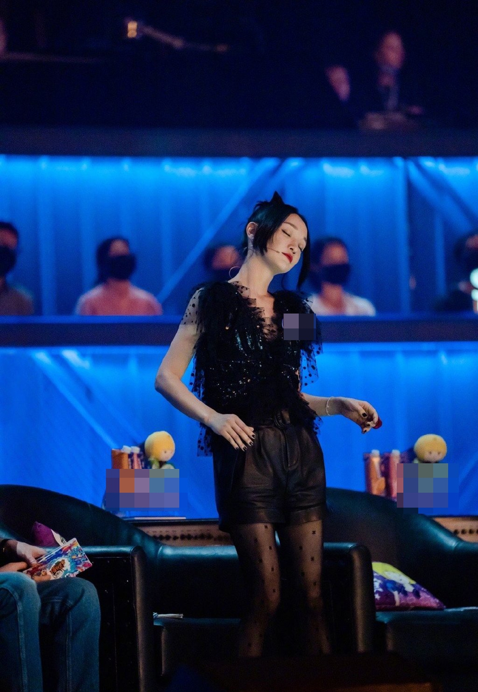 5日,周迅一组节目造型曝光,暗黑系风格造型引起讨论,周迅穿着黑色丝袜