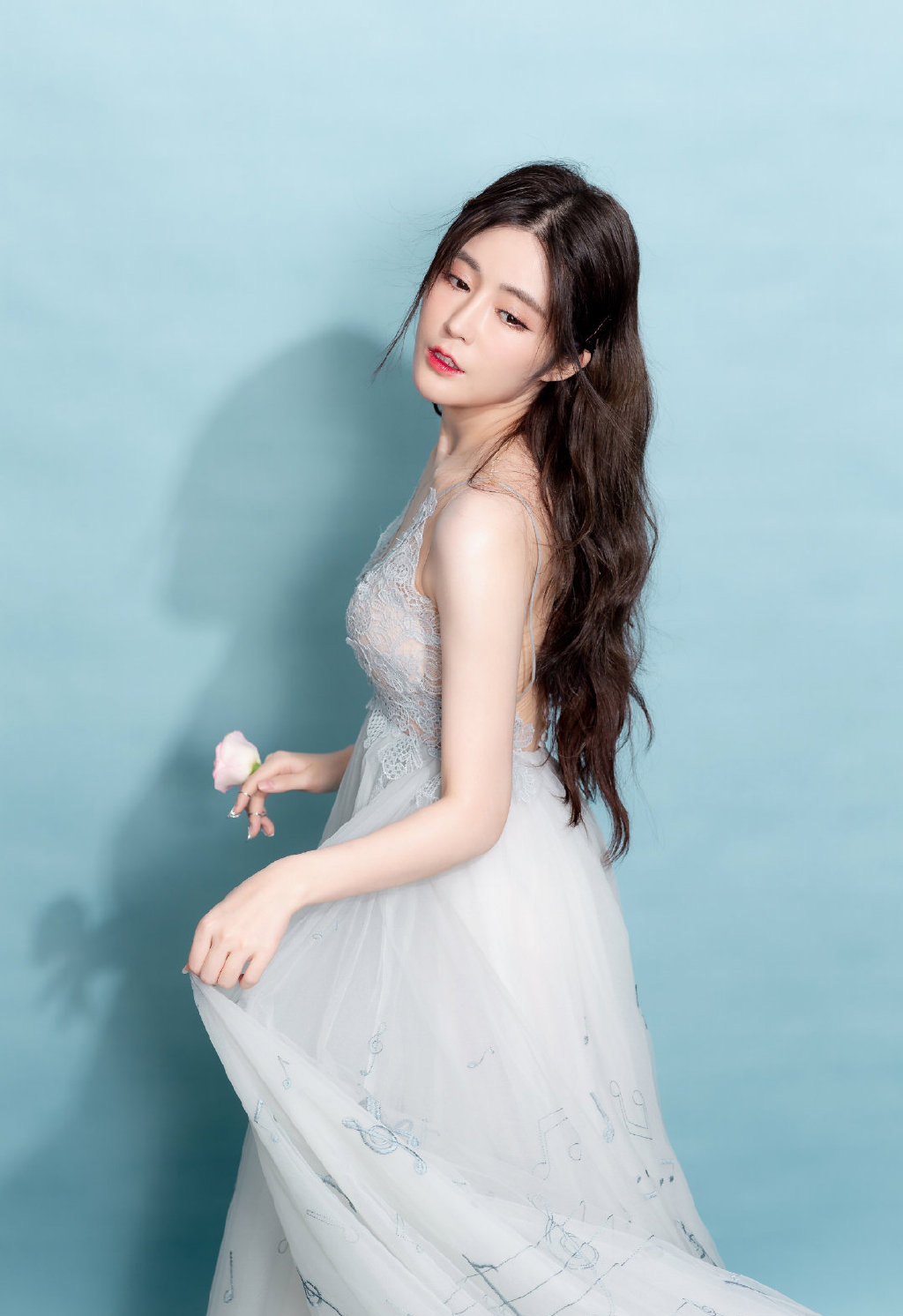 汤晶媚保养得太好了穿蕾丝拼接礼服配卷发33岁状态不输少女