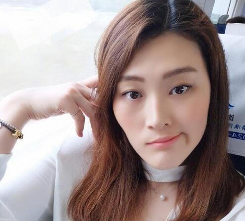 女汉子变女神!32岁王一梅舞台献唱,身材傲人气质出众