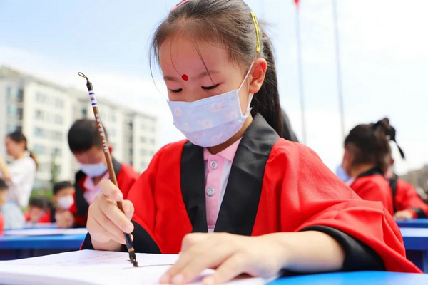 泰安博文中学小学部1200余名新生在曲阜儒家研学基地举行开笔礼