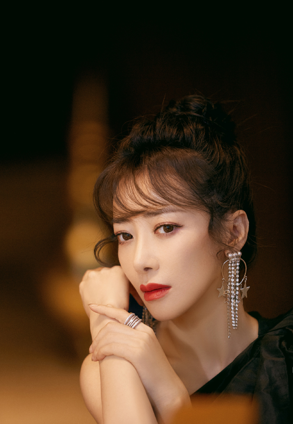 她45岁再演《倚天屠龙记》,今穿斜肩小礼服,配丸子头优雅减龄_陈紫函