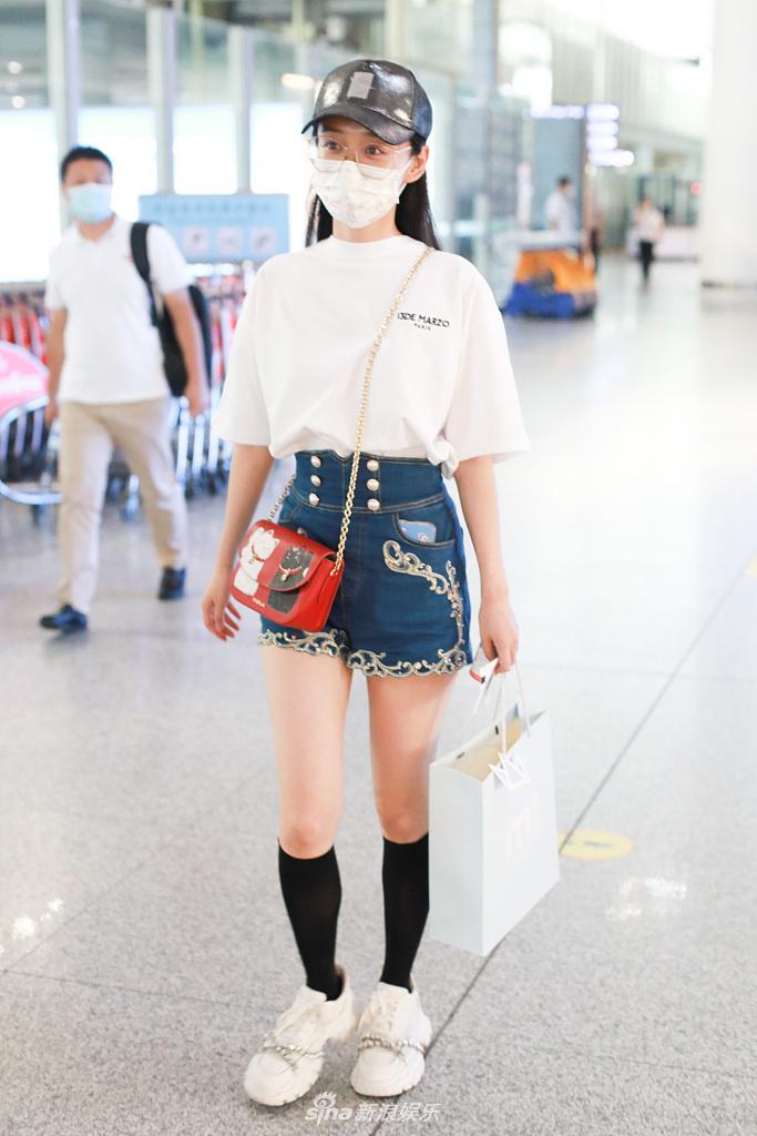 何泓姗棒球帽斜挎包精致时髦珍珠扣花边短裤秀美腿
