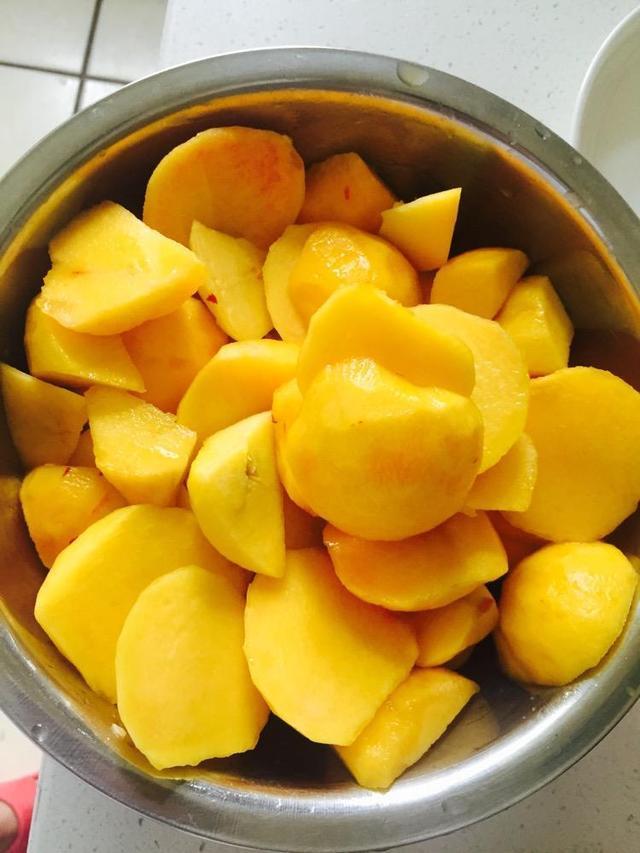 女性不想皱纹爬上脸,要常吃此物,调节内分泌,淡化皱纹,显年轻_黄桃