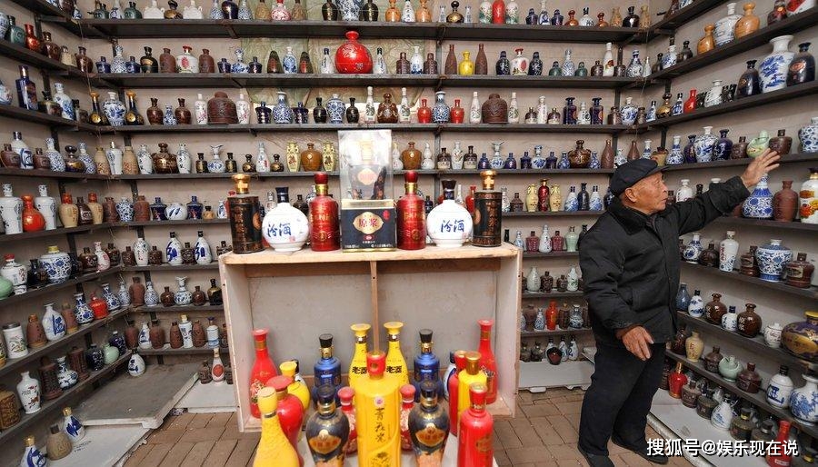农村大爷7年内, 收藏上万瓶"酒"摆满8个房间, 网友: 大爷真有眼光!