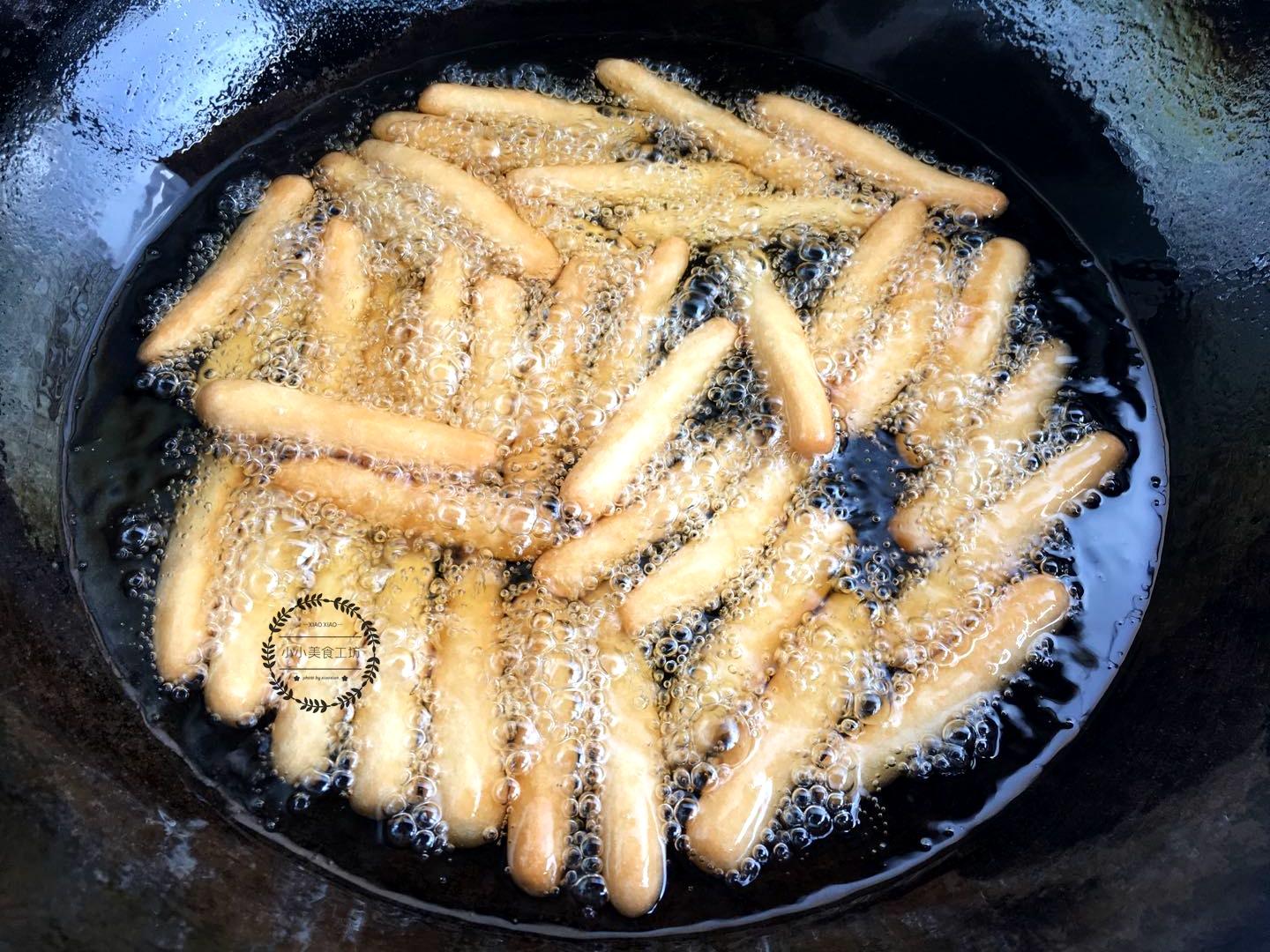 小小用了不到1斤的糯米粉做出了一大筐的江米条,一半没有裹糖浆,一半