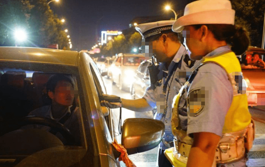 男子出車禍剛被消防車救出來就被警察帶走了