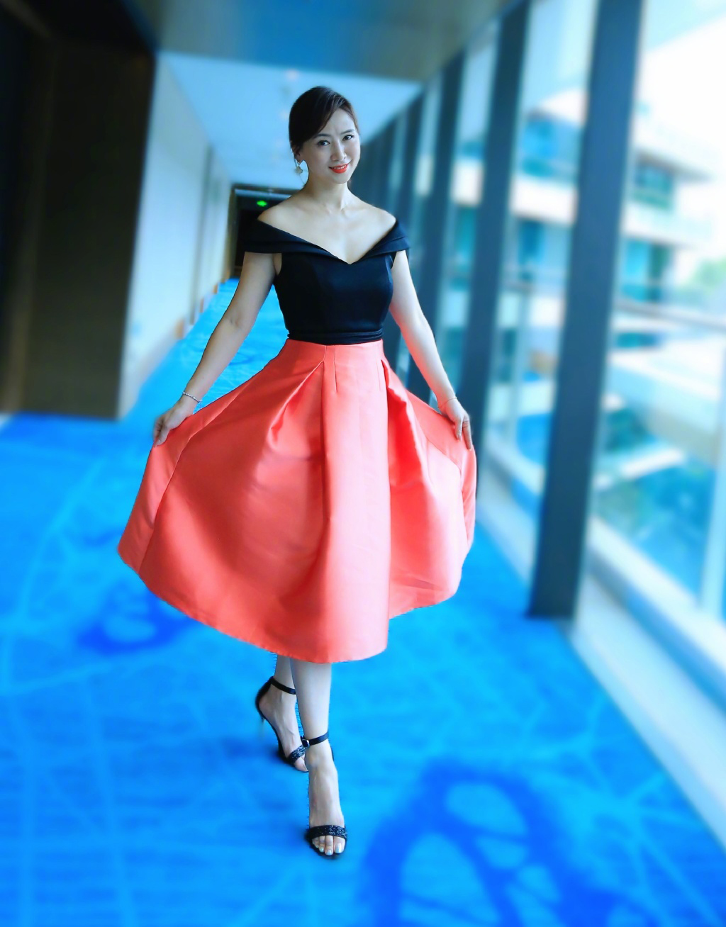 翁虹简直是逆龄生长,穿露肩拼接红裙出镜,姿态优雅不像52岁