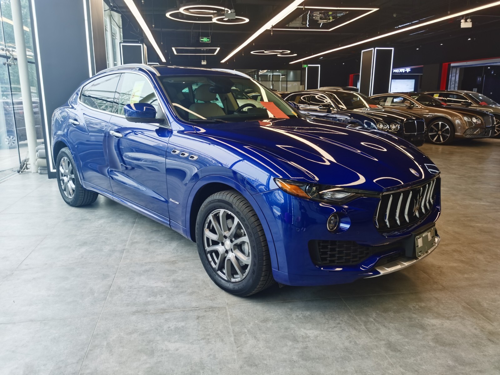 狭长的车身和动感设计使其保留了玛莎拉蒂跑车的基本造型