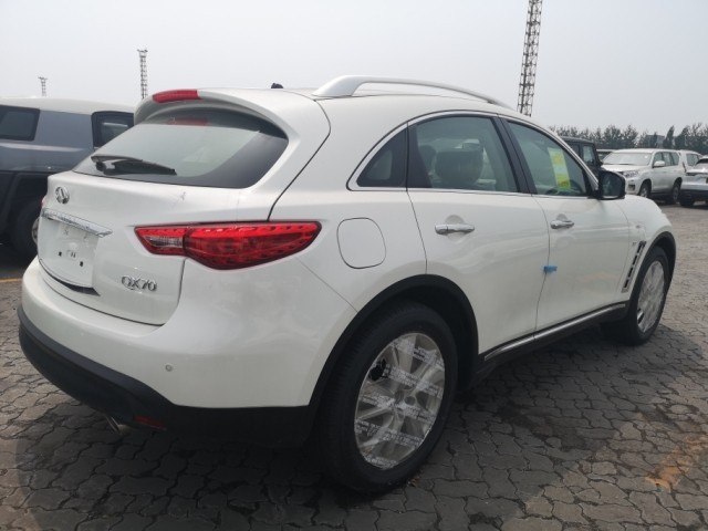19款英菲尼迪qx70(大鲨鱼)定位中大型suv车身尺寸为4