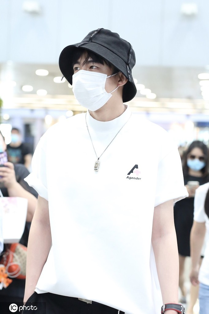 刘宇宁戴渔夫帽穿白tee 干干净净大男孩